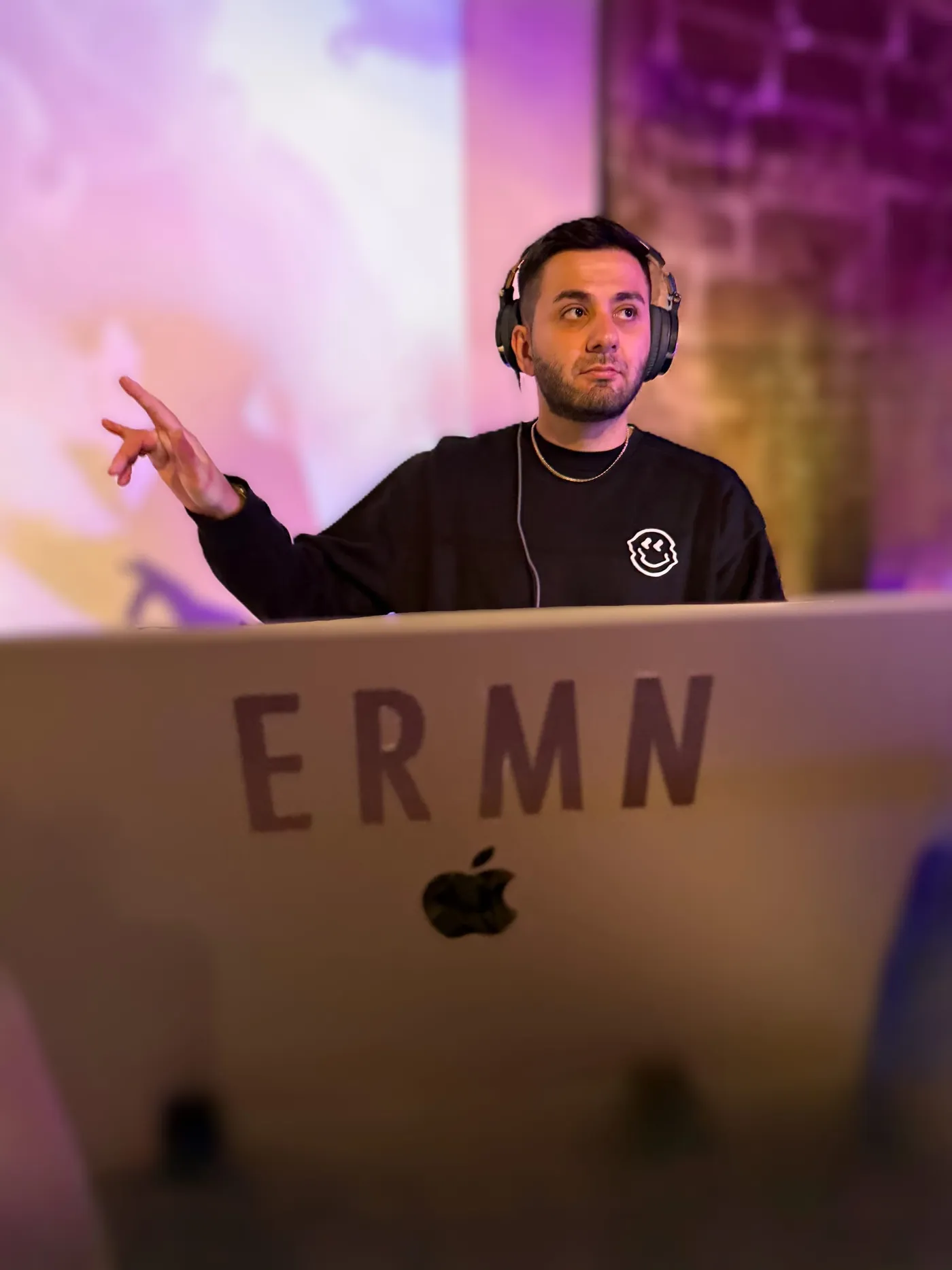 DJ ERMAN am Pioneer XDJ-XZ während eines Auftritts