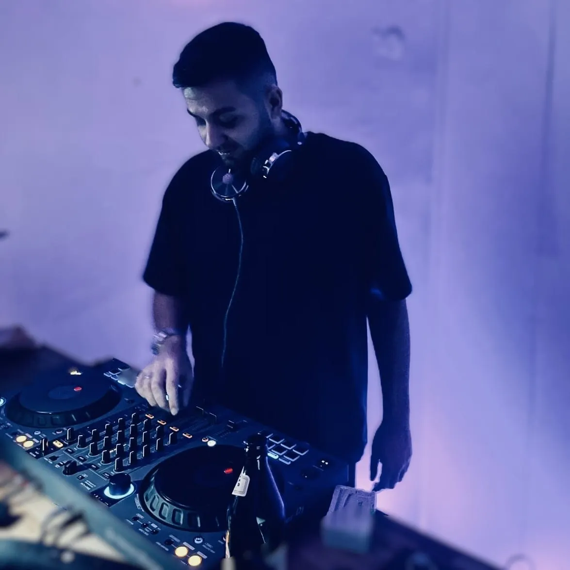 Bühnenbild von DJ ERMAN in Violett – House- und Techno-DJ aus der Region Stuttgart