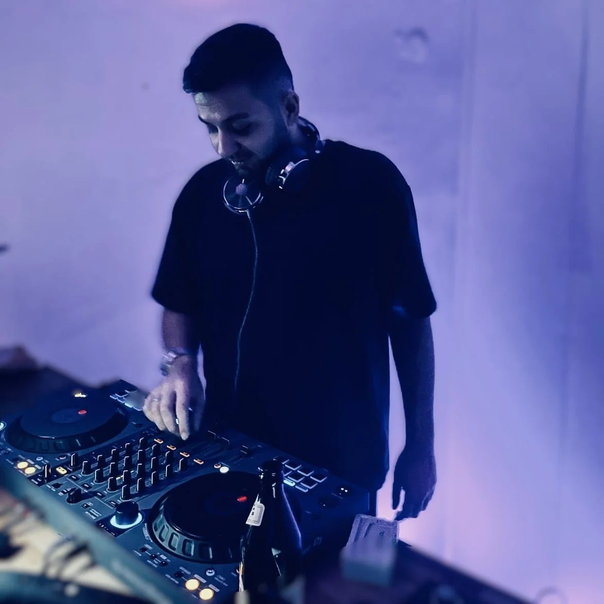 DJ ERMAN als DJ in Böblingen – Bühnenbild in Violett bei einem Event DJ ERMAN als DJ in Böblingen – Bühnenbild in Violett bei einem Event